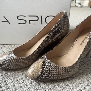 ADORABLE VIA SPIGA SNAKE SKIN WEDGES - BARELY WORN